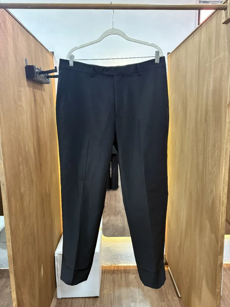 Pantalón negro brilloso (CUATROASES)