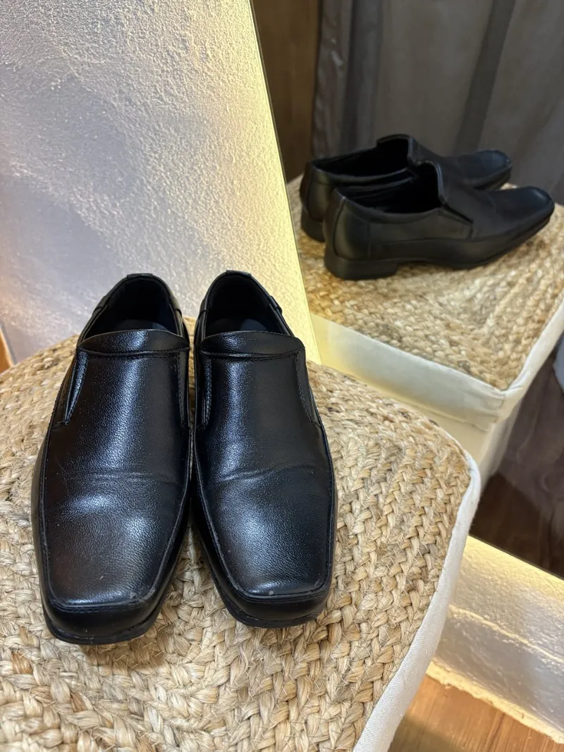 Calzado negro sin cordones