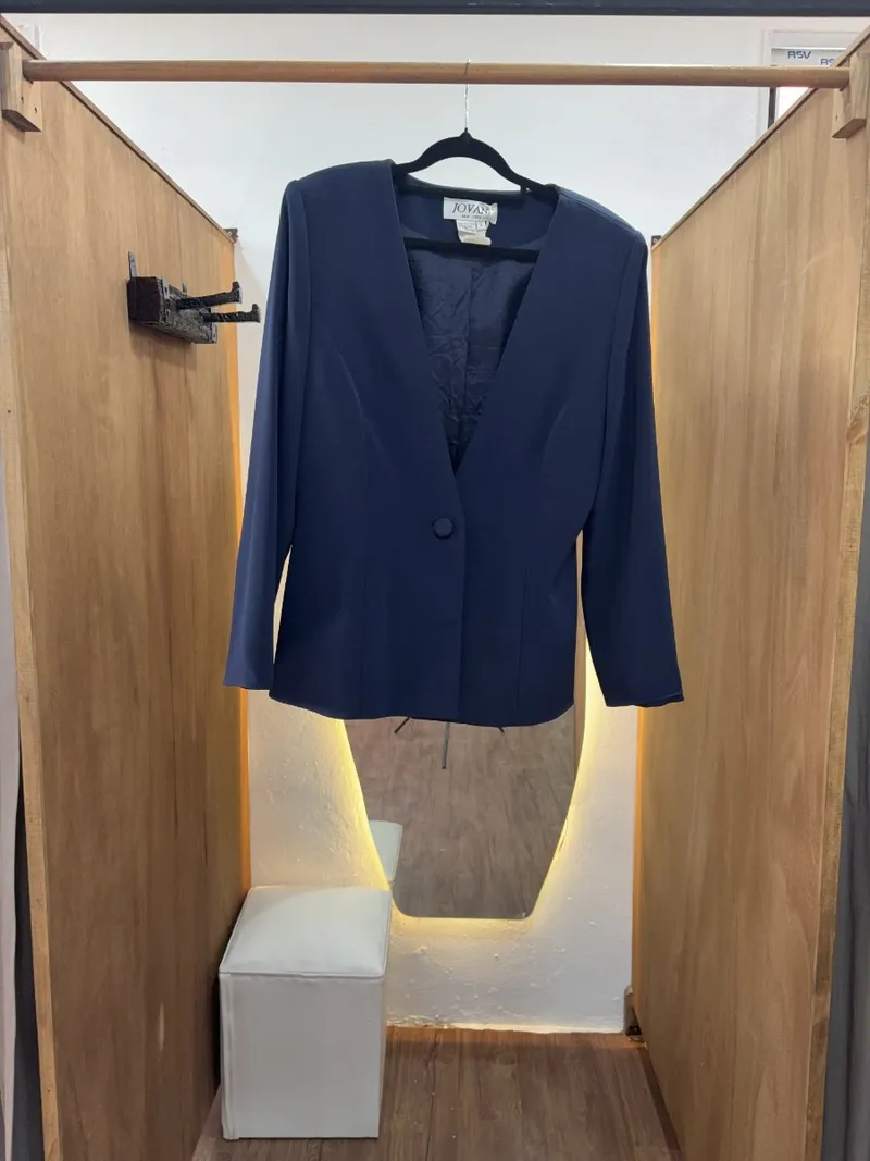 Blazer azul con un boton