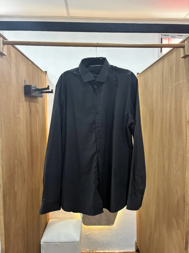 Camisa negra lisa (JEAN VERNIER)