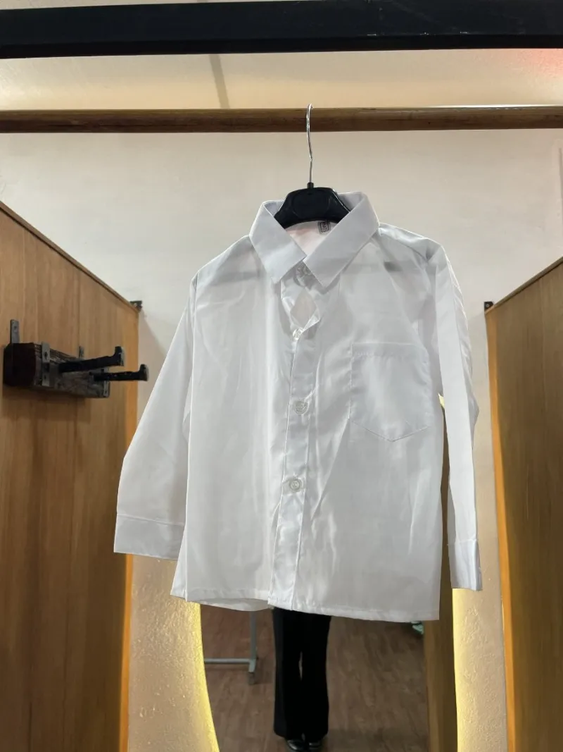 Camisa blanca de niño