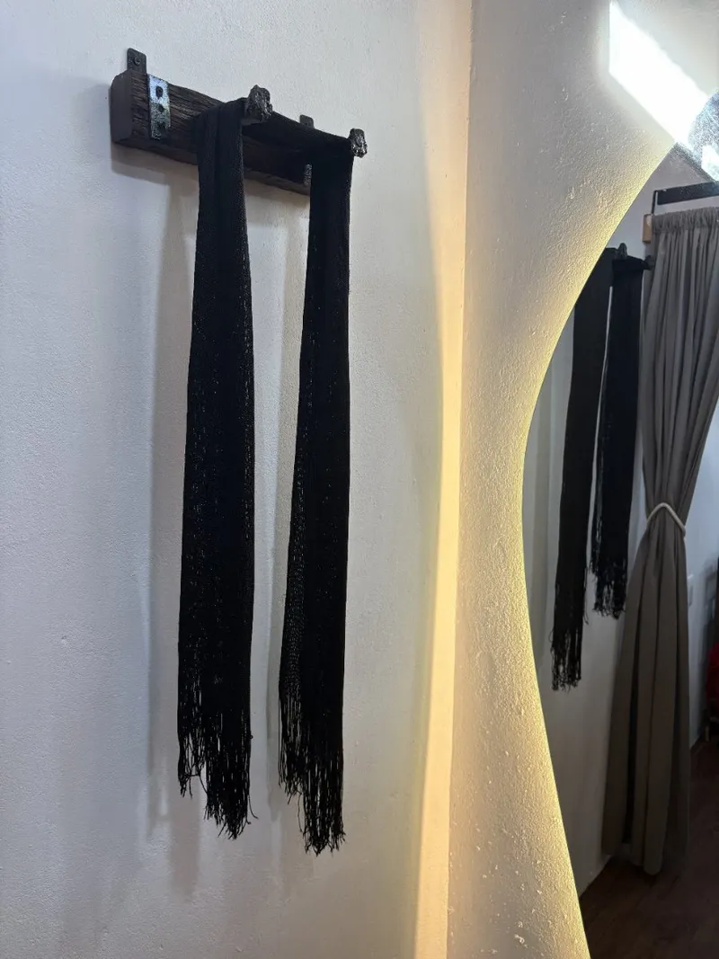 Chal negro de red con flecos