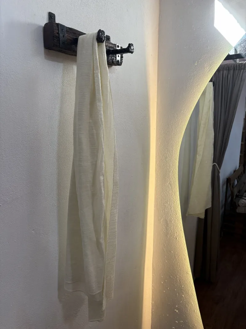 Chal beige con puntos cuadrados