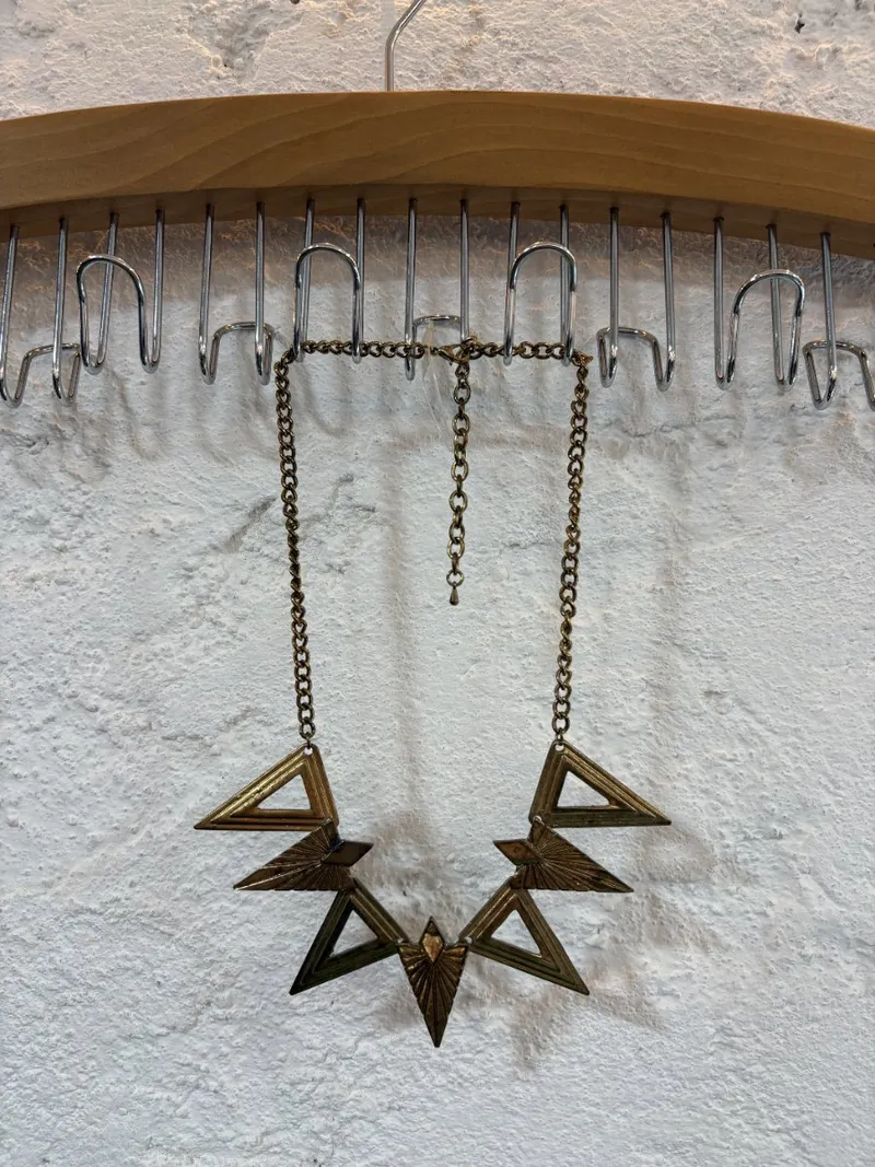 Collar dorado triangulos