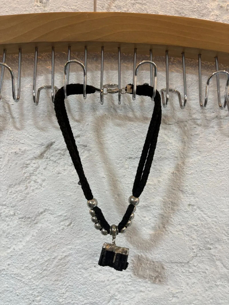 Collar negro con piedra