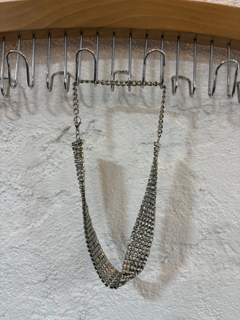 Collar plateado con brillo