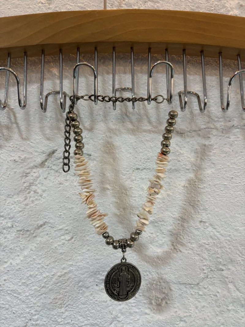 Collar plateado con piedras rosadas
