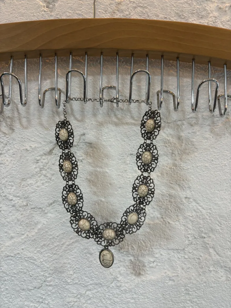 Collar plateado con beige