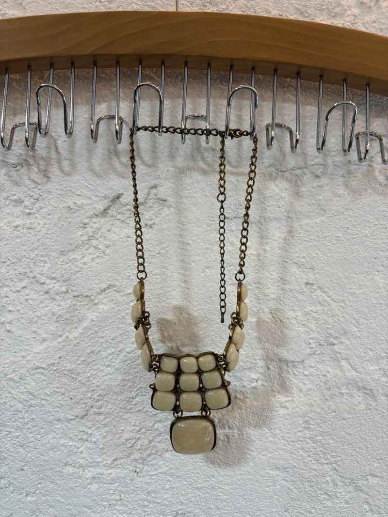 Collar dorado con beige