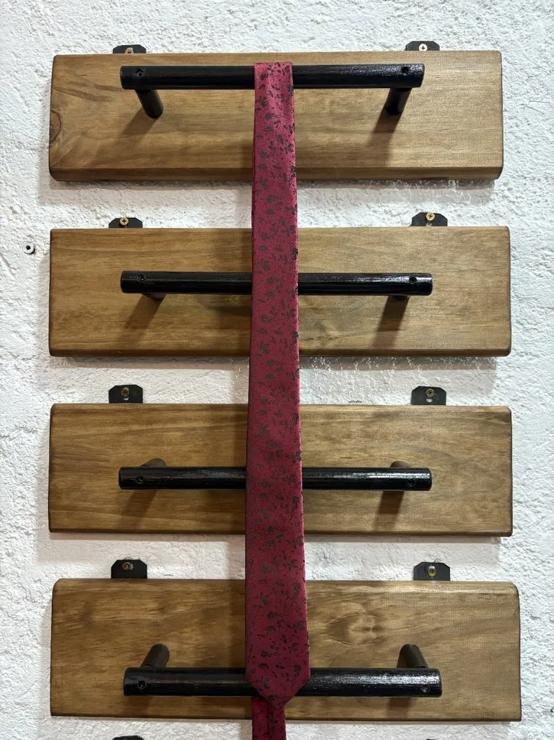 Corbata bordo con detalles negros