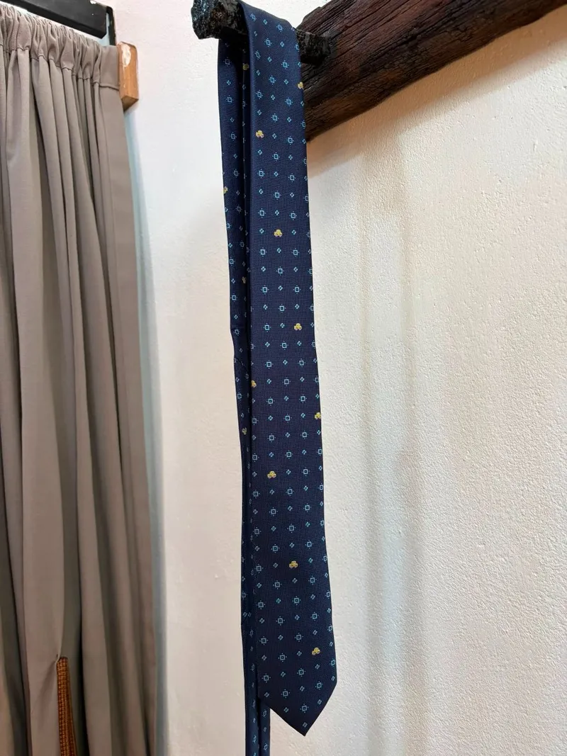 Corbata azul con autitos