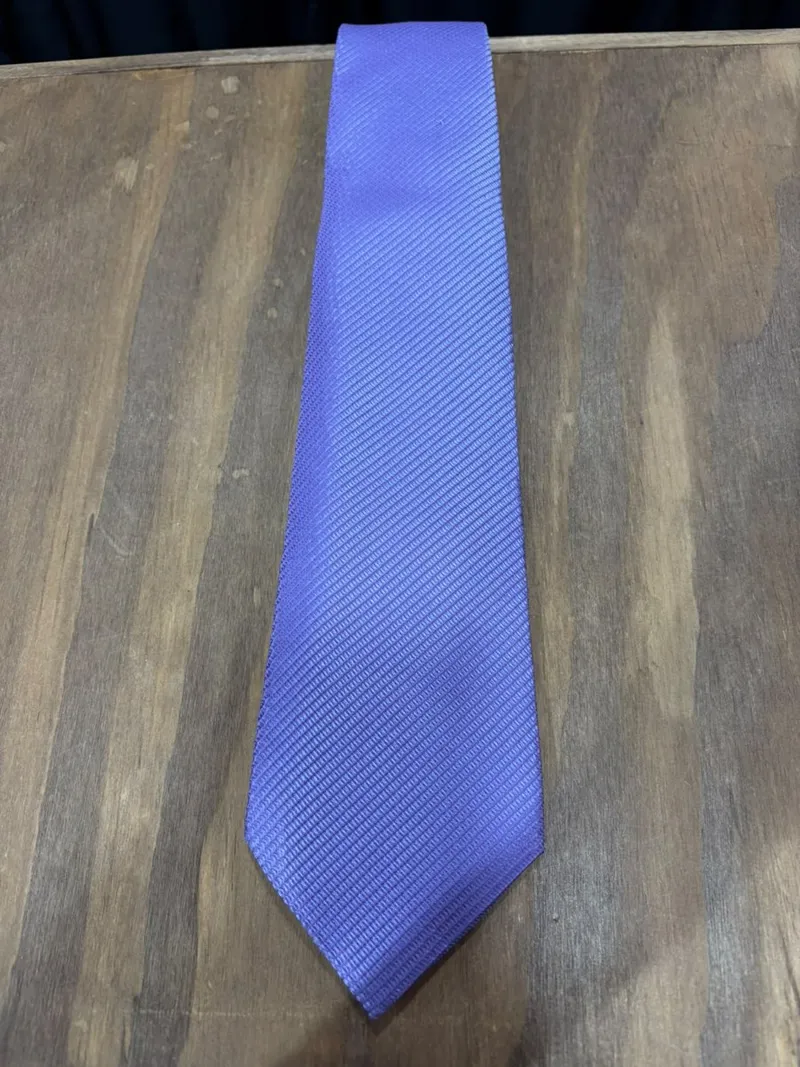 Corbata lila con textura