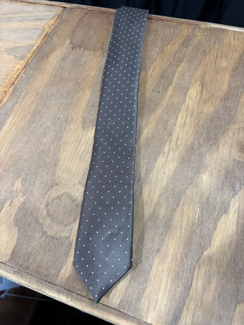 Corbata marron con puntitos blancos