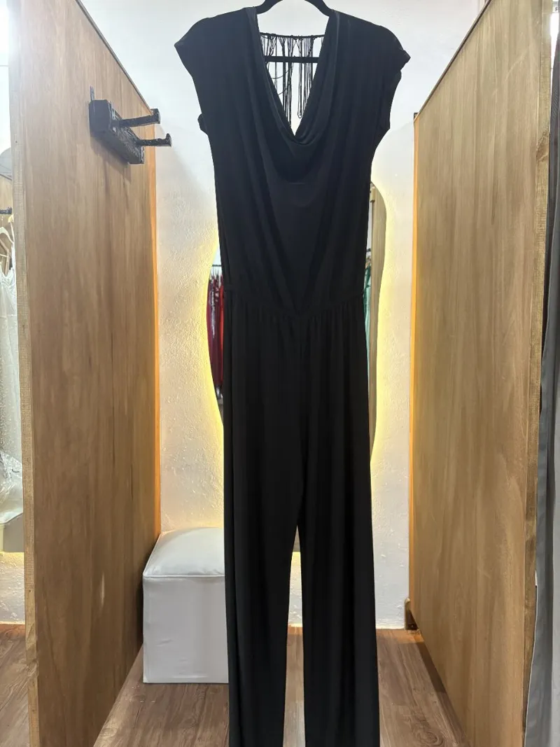 Mono negro con flecos en la espalda