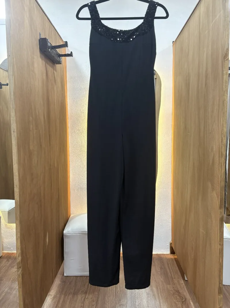 Mono negro con collar de lentejuelas