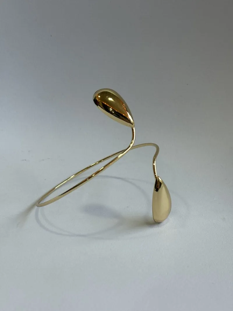 Brazalete dorado con gotas de agua en las puntas