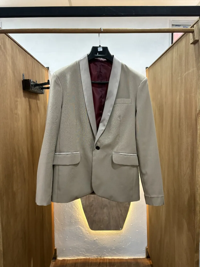 Saco beige con interior bordó