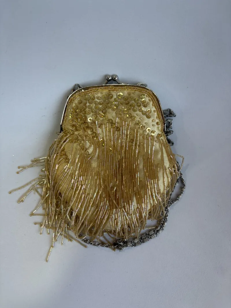 Sobre dorado con flecos