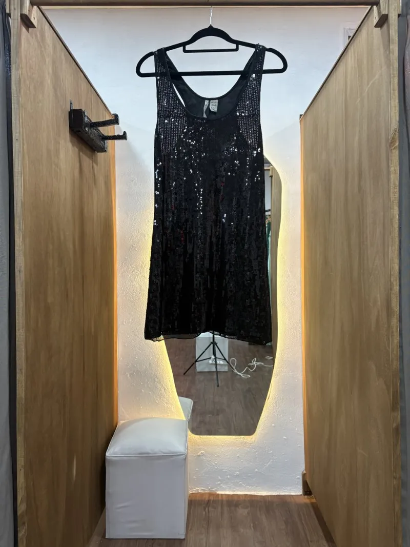 Vestido corto negro con brillos