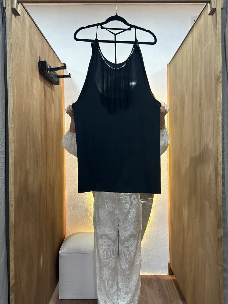 Vestido corto negro con flecos