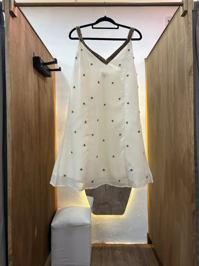 Vestido corto beige
