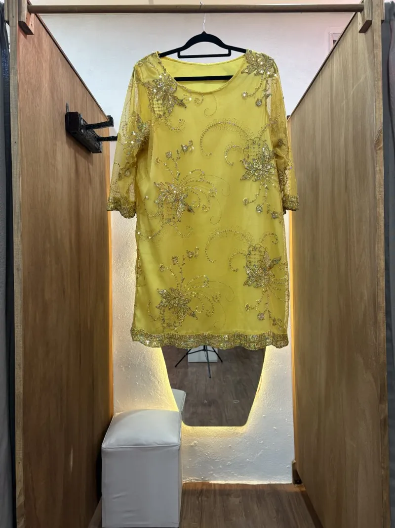 Vestido corto amarillo con lentejuelas, manga 3/4