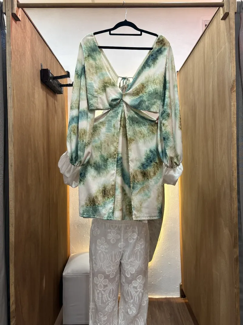 Vestido corto en dos partes con mangas