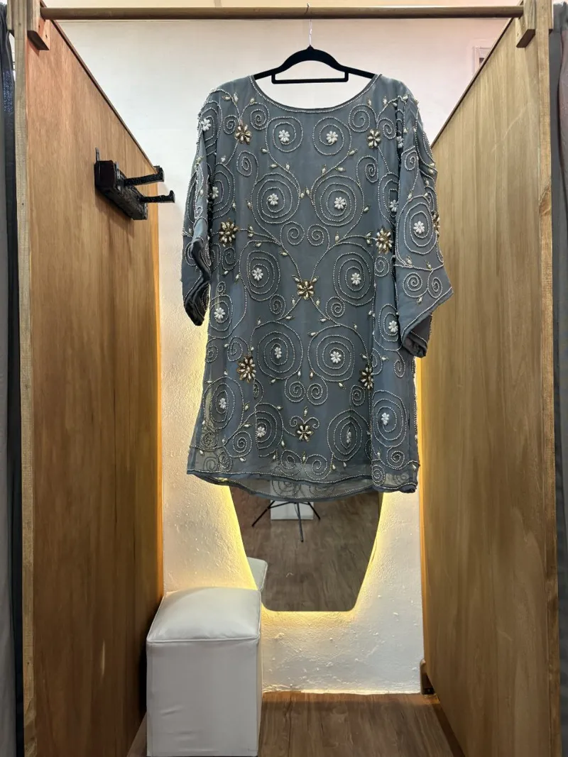 Vestido corto gris con mangas