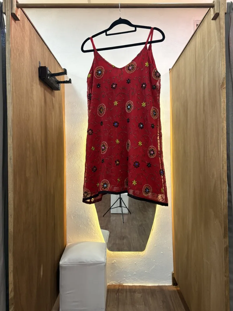 Vestido corto rojo con detalles en dorado