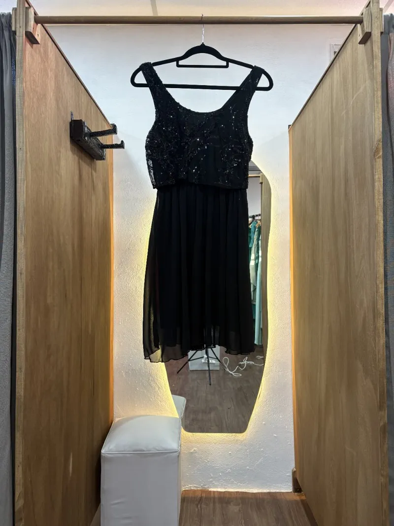 Vestido corto negro