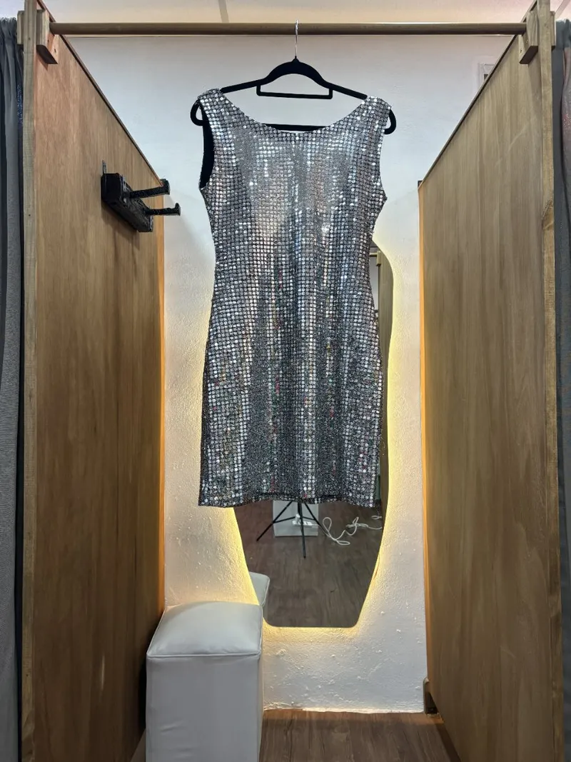 Vestido corto gris brilloso
