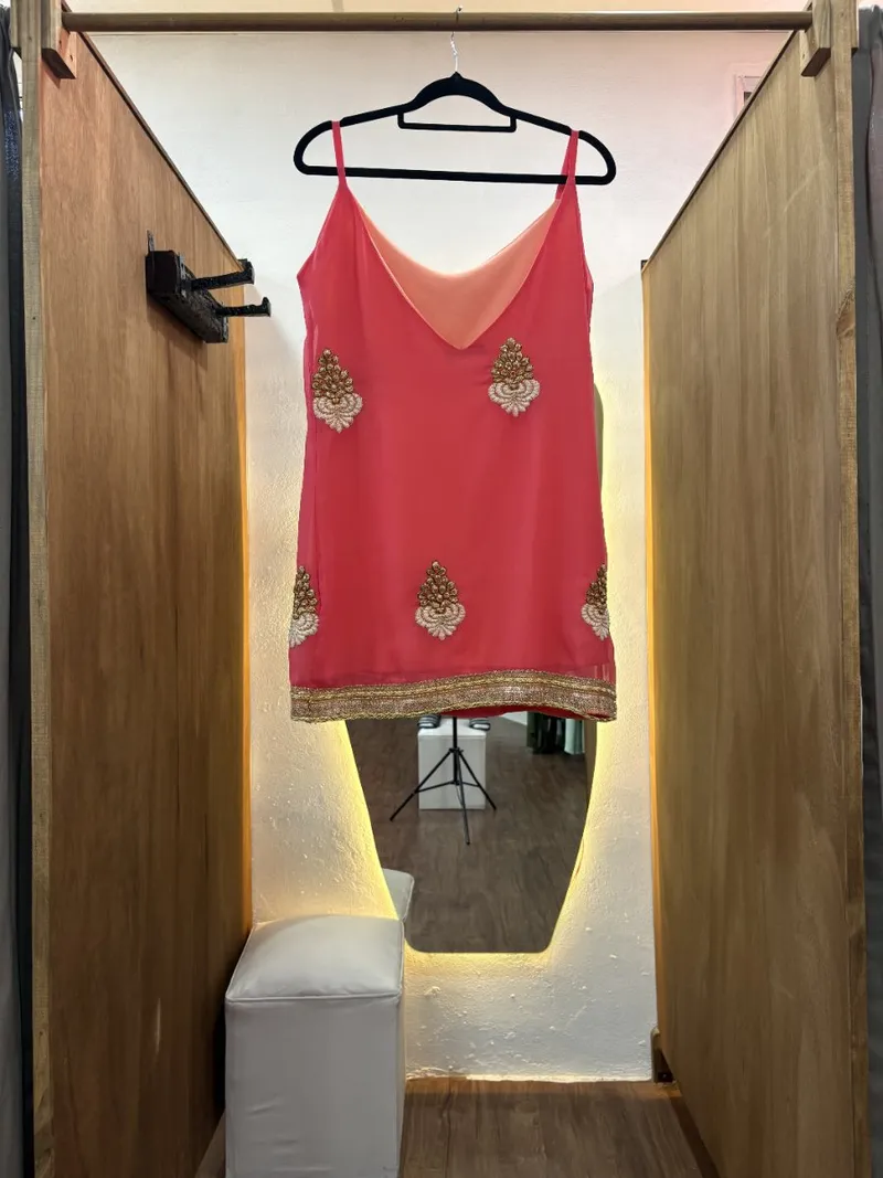 Vestido corto rosa con detalles en dorado