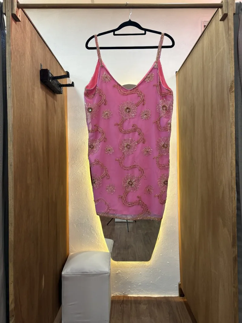 Vestido corto rosa con detalles en dorado