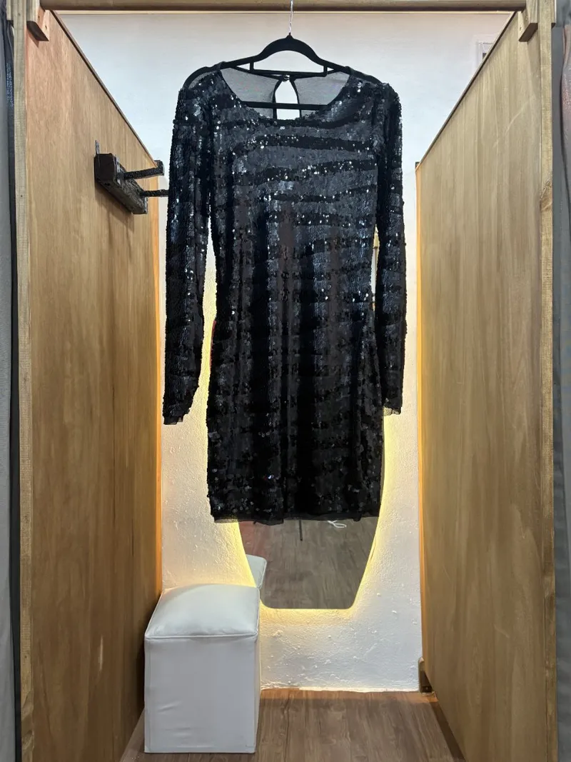Vestido corto negro con mangas y brillos