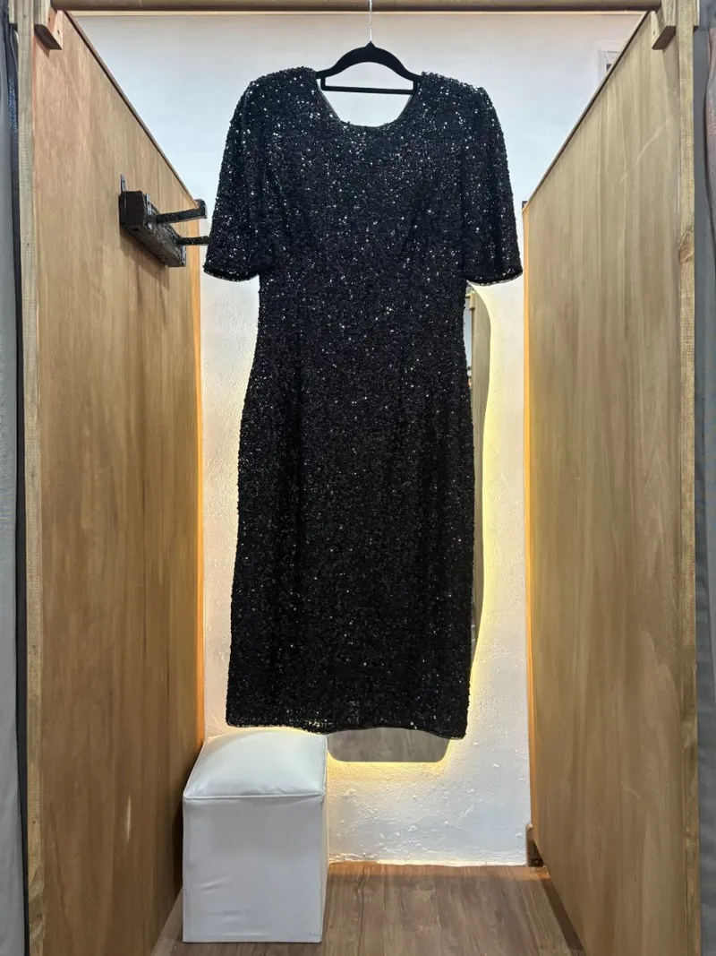 Vestido corto negro con brillos y mangas