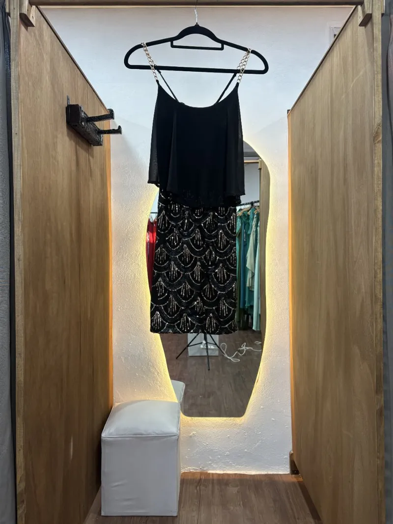 Vestido corto negro con pollera con brillos