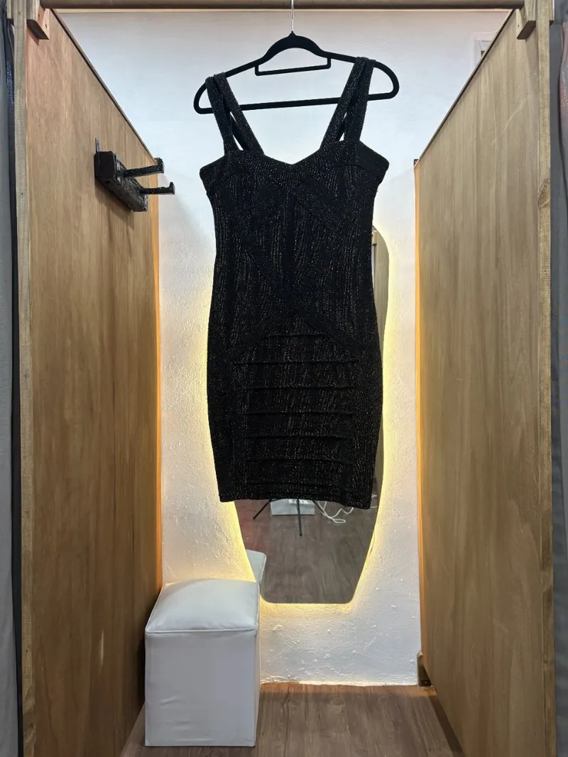 Vestido negro con brillos dorados