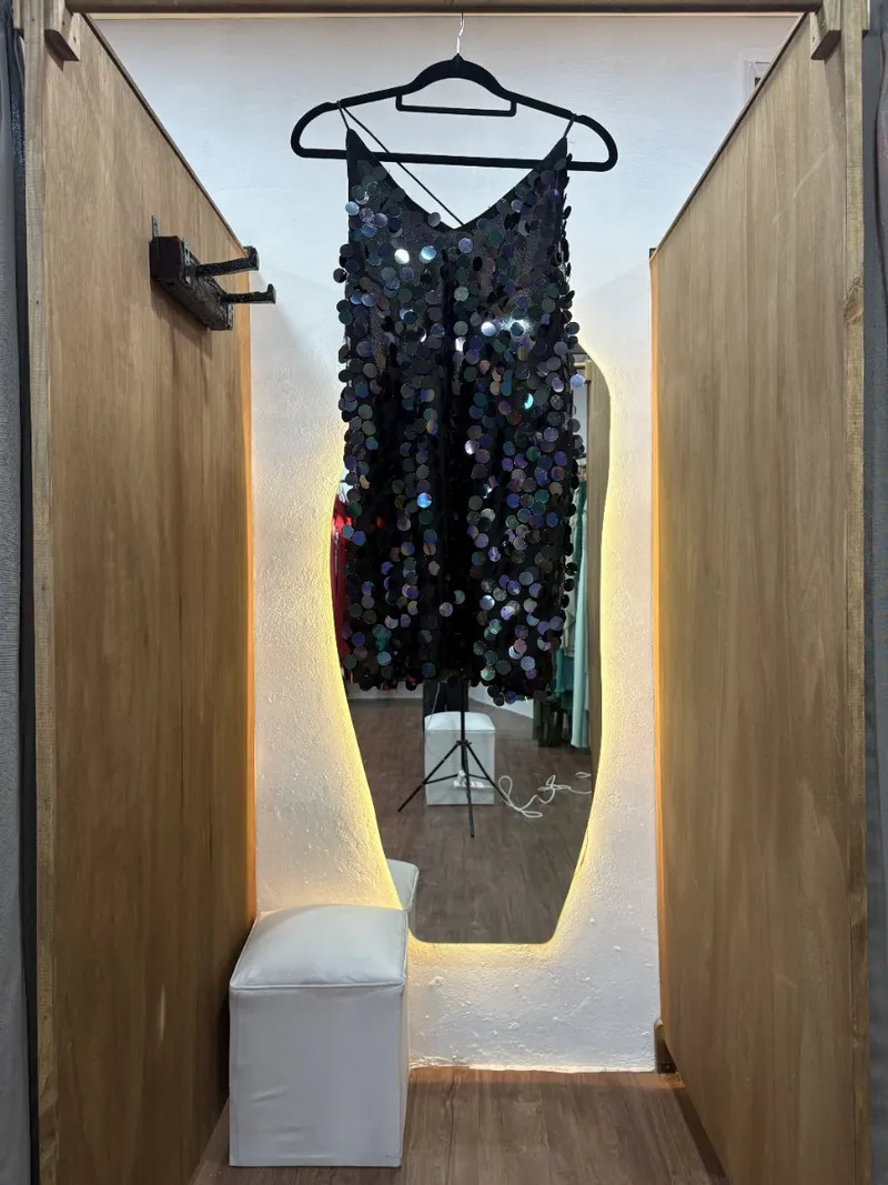 Vestido corto negro con lentejuelas