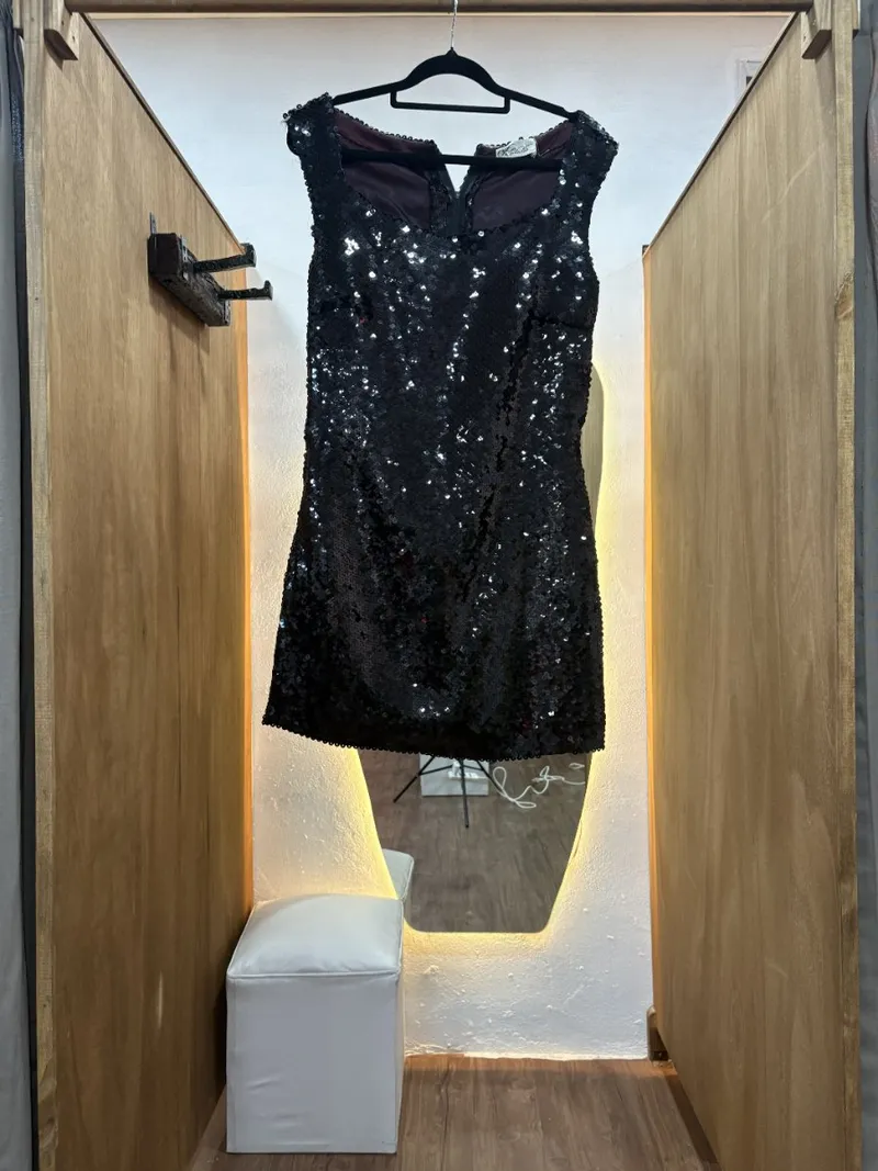 Vestido negro corto con brillos