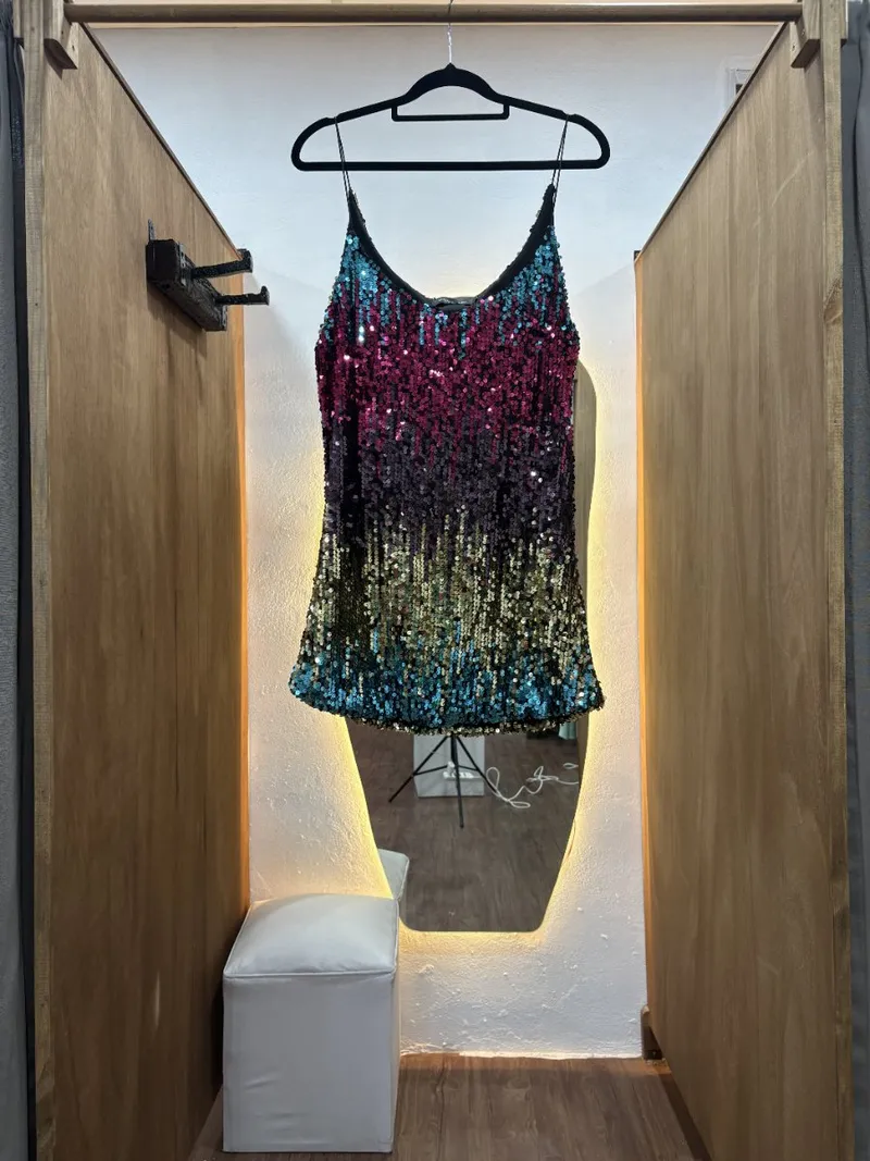 Vestido corto multicolor con brillos