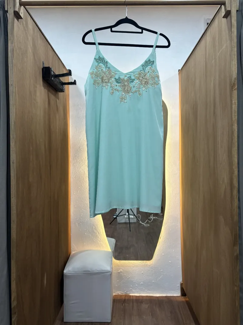 Vestido corto celeste con bordado en la parte superior