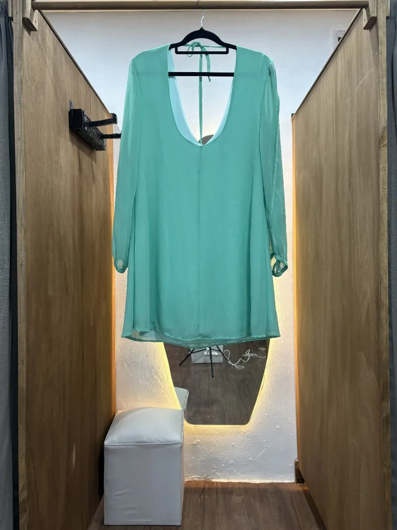 Vestido corto celeste con mangas y escote en V