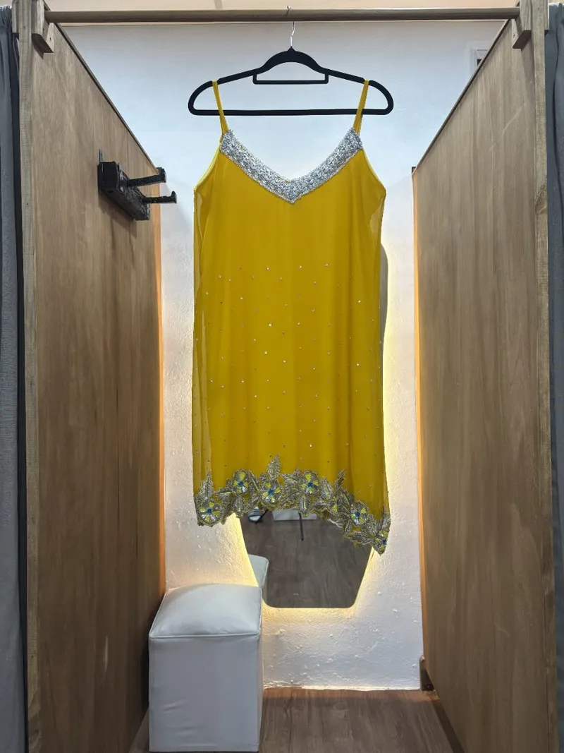 Vestido amarillo con detales en escote y ruedo