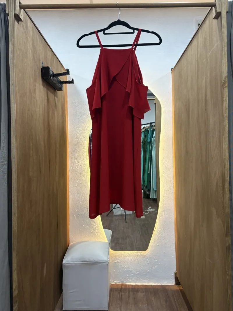 Vestido rojo con manga caida de volados