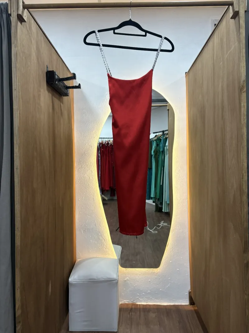 Vestido rojo de seda y tiras plateadas