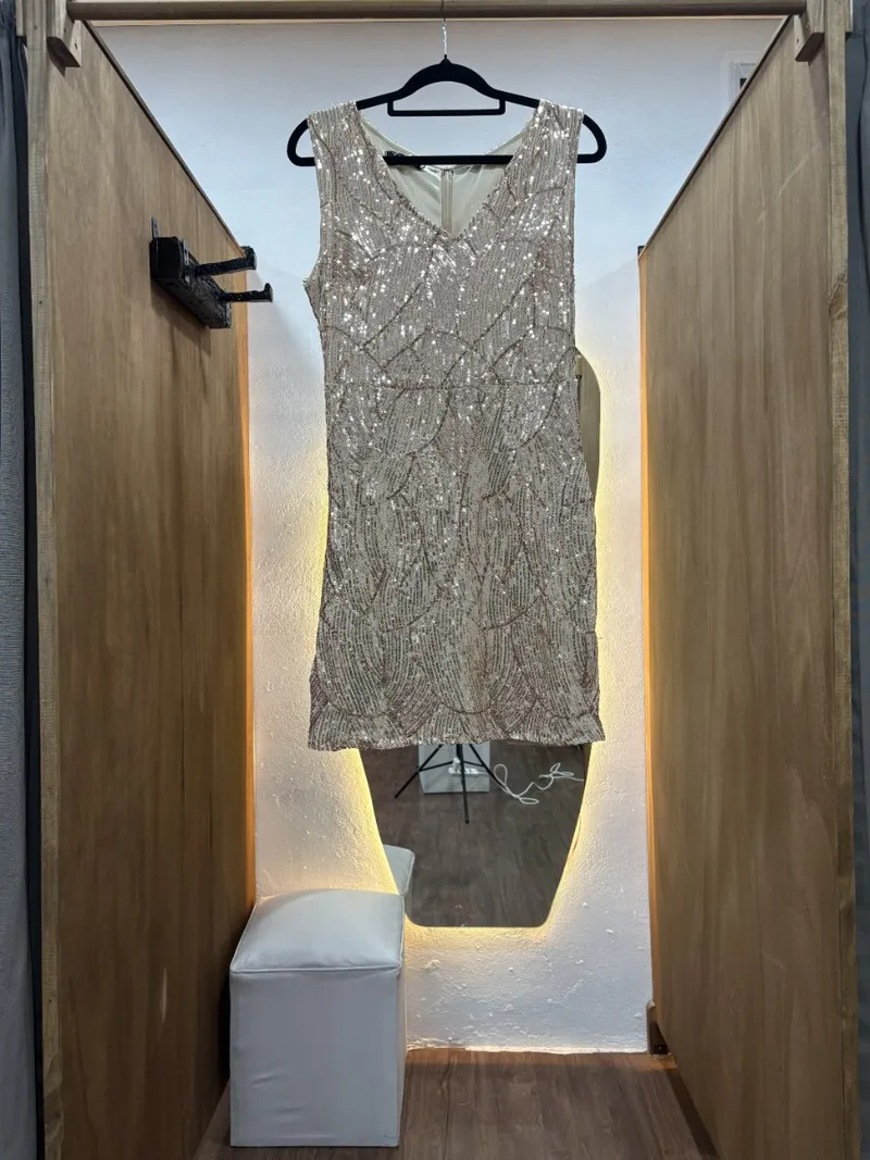 Vestido beige con lentejuelas doradas