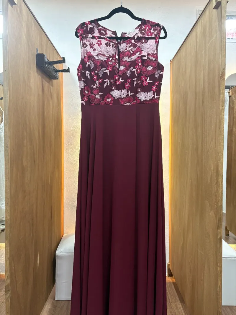 Vestido largo bordó con detalles en la parte superior