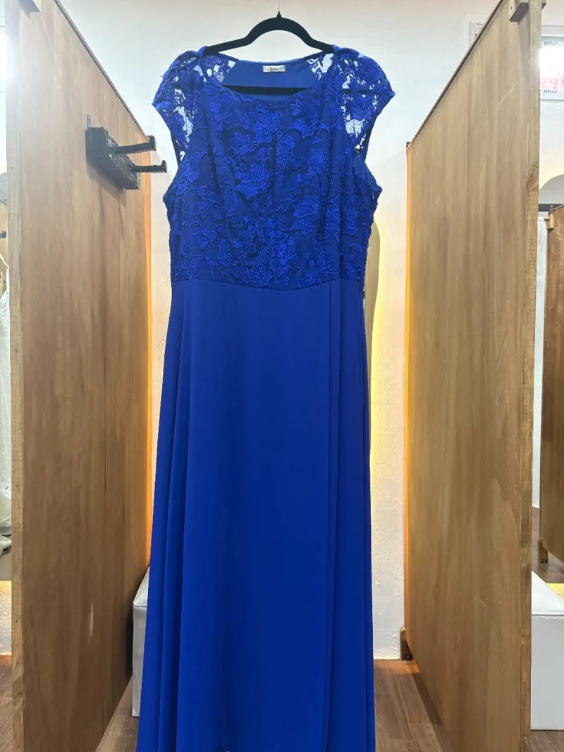 Vestido largo azul con detalle en la parte superior