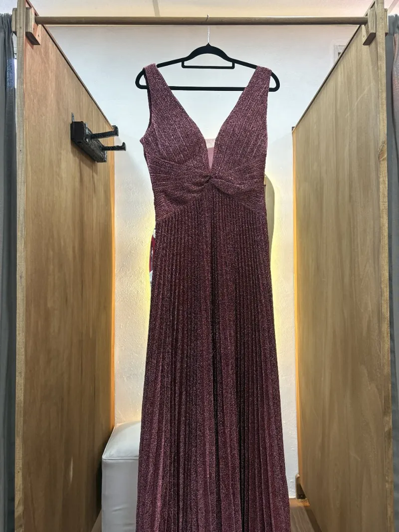 Vestido largo bordó brilloso