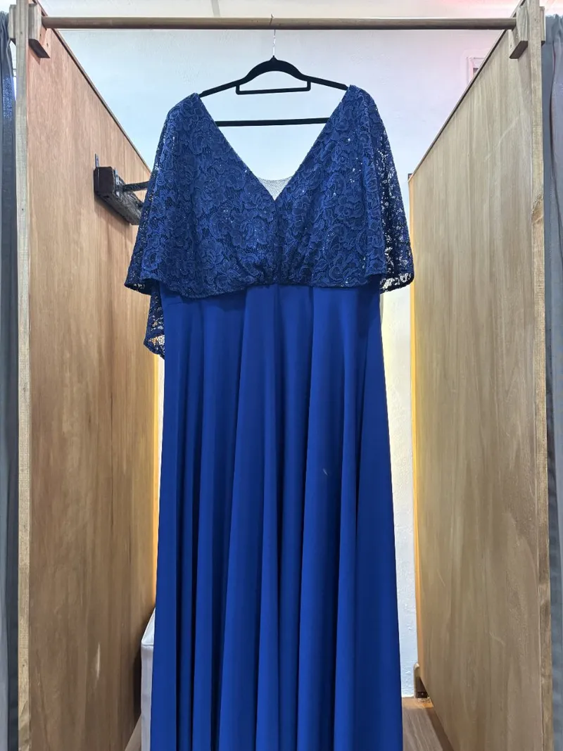 Vestido largo azul con detalle en la parte superior